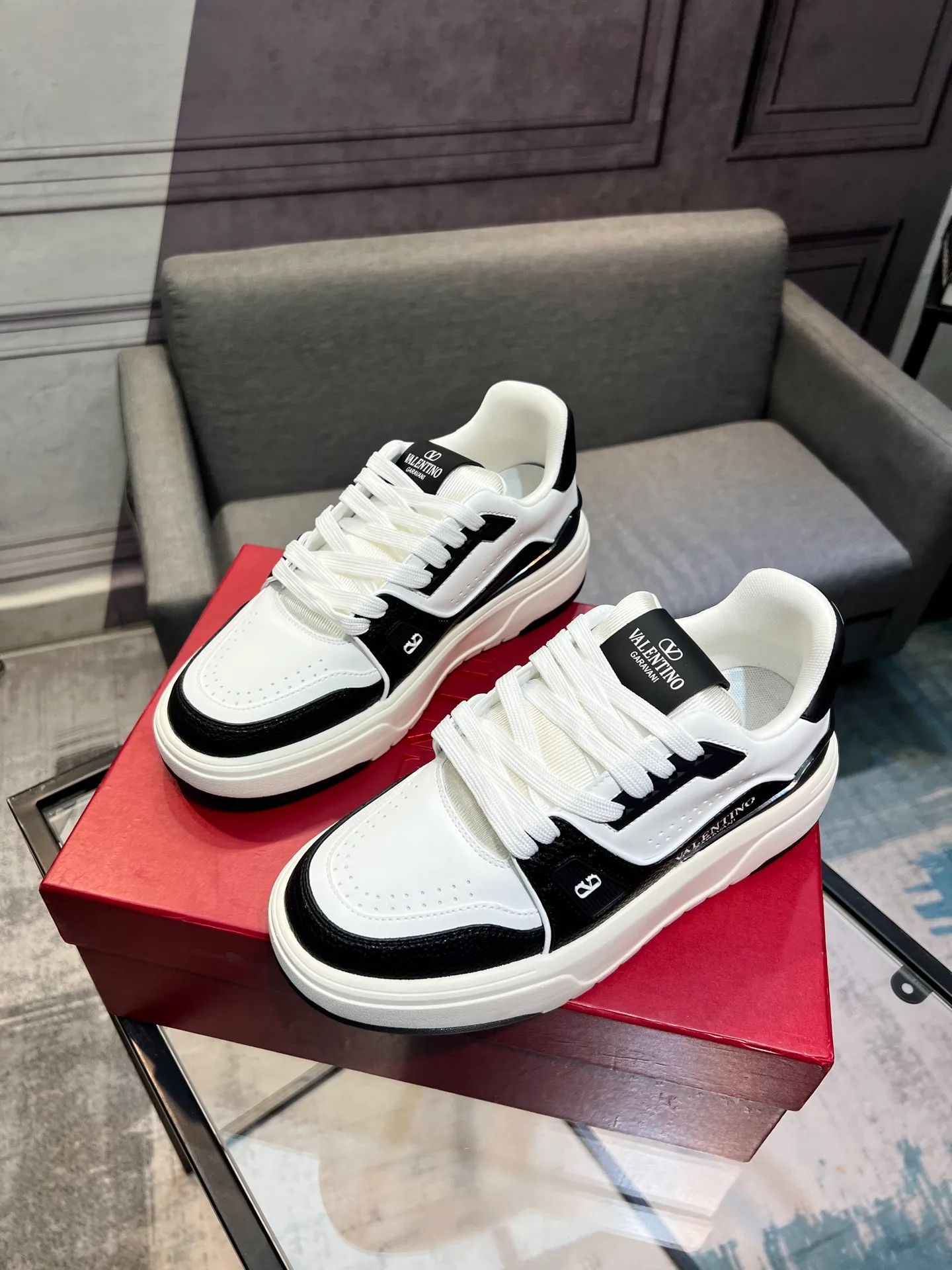Men's men's shoes 💰660 𝑽𝒂𝒍𝒆𝒏𝒕𝒊𝒏𝒐 Valentino 𝑶𝒏𝒆𝑺𝒕𝒖𝒅 Couple's sneaker series Valentino 2025 latest couple's sneakers, celebrity style, hot sale. The original ZP was purchased and dismantled. Repeated pattern making and modification. I strive to restore the original version 1:1! Top luxury masterpiece, soft and comfortable, combining fashion and leisure, bringing excellent elegant texture and excellent on-foot comfort. Top purchase version upper: imported calfskin surface/original oil edge craftsmanship. Inner: water-dyed cowhide lining. Outsole: original development 𝐓𝐏𝐔 two-color combination outsole. Packaging: original configuration complete package. Code number: 35-44 yards. 34.45 can be customized. Can be customized (self-labeled-no label) order.